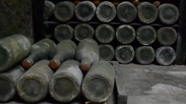 Eşsiz şarapla dolu uzun mahzen.