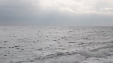 Deniz ve deniz dalgaları.