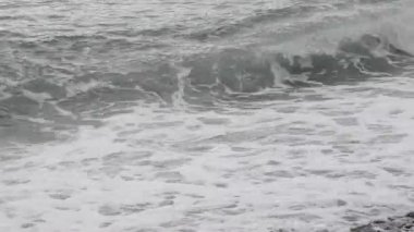Deniz ve deniz dalgaları.