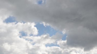 Gökyüzü, bulutlar. Akşamları çekim..