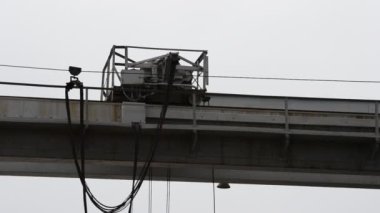 Çelik işe yarıyor. Vinç dökme demir yüklemek için elektro mıknatısı hareket ettirir..