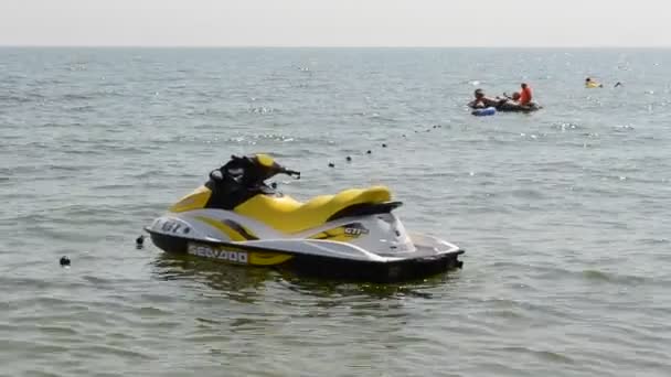 一艘私人水船 夏天在海滨拍摄 — 图库视频影像