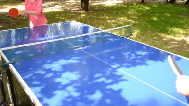 공원에서 탁구를 — 비디오