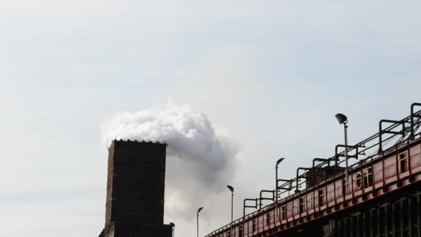 有烟的工业厂房 — 图库视频影像