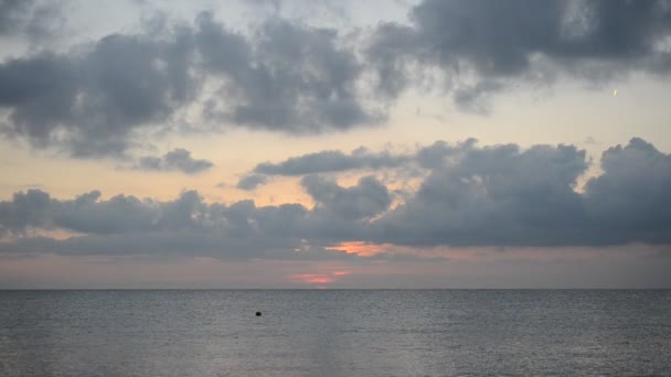Czerwony Fioletowy Zachód Słońca Nad Morzem — Wideo stockowe