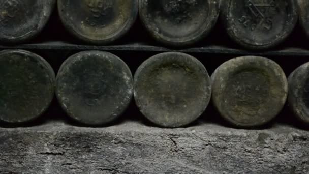 Cave Longa Com Vinho Único — Vídeo de Stock