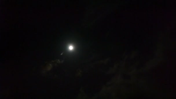 lune dans une nuit nuageuse 