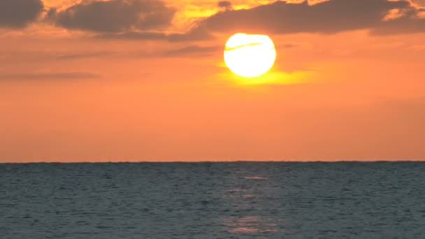 Rode Paarse Zonsondergang Boven Zee — Stockvideo