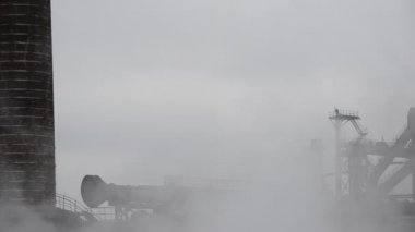 Çelik fabrikaları. Fabrikadaki üretim sürecini filme almak..