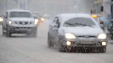 Şehirde kış ve kar fırtınası.