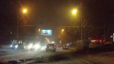 Gece şehrinin çekimleri ve arabaların hareketleri.