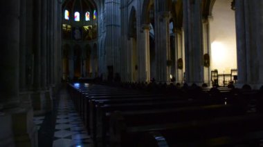 Santa Maria la Real de La Almudena. Madrid, İspanya. Santa Maria la Real de La Almudena 'nın güzel neo-gotik iç mimarisi - Madrid, İspanya' daki ünlü katedral