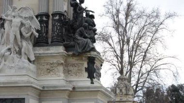 Kral XII. Alfonso 'nun bir binicilik heykeli Madrid İspanya