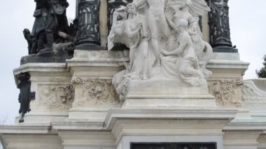 Kral XII. Alfonso 'nun bir binicilik heykeli Madrid İspanya