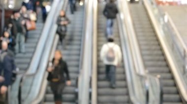 Metro, Madrid. Yürüyen merdiven. Odaklanamıyorum.