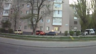 Şehrin sokakları ve arabası. Donetsk, Ukrayna.