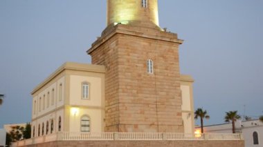 Güzel deniz feneri. Chipiona deniz fenerinde altın ışık ve İspanya 'nın Cadiz plajında alacakaranlıkta