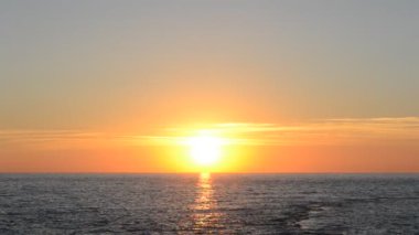 Atlantik Okyanusu üzerinde gün batımı. Chipiona, Endülüs, İspanya.