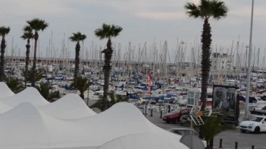 Barcelona limanında bazı tekneler