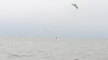 Yelkenlinin altında sörf tahtası üzerinde. Denize ateş etmek