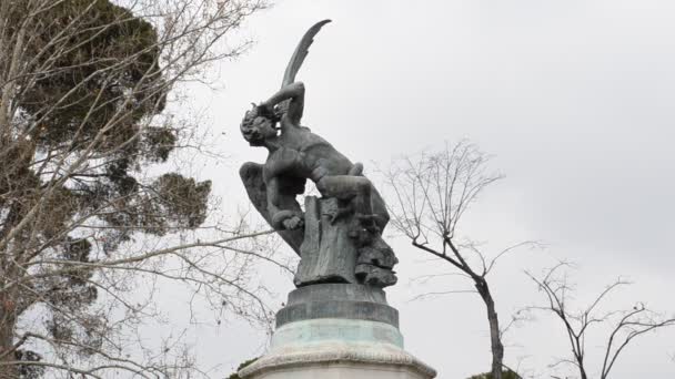Madrid, Spanyolország fővárosa. Régi emlékmű a Retiro Parkban - a bukott angyal.