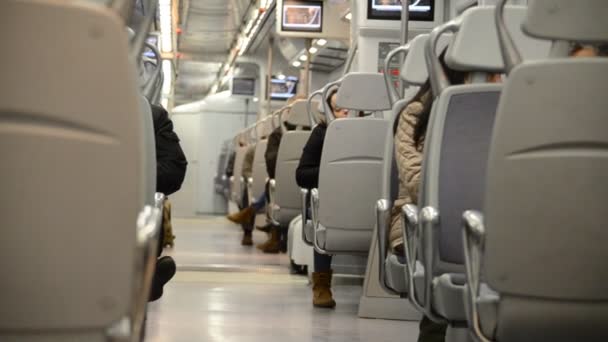 Madrid Spanien Människor Går Ett Lokaltåg — Stockvideo