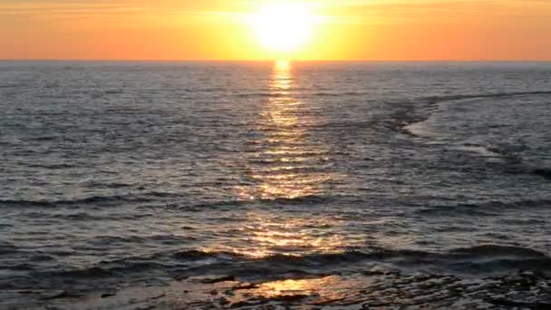 大西洋に沈む夕日 スペインのアンダルシアの街チピオナ — ストック動画