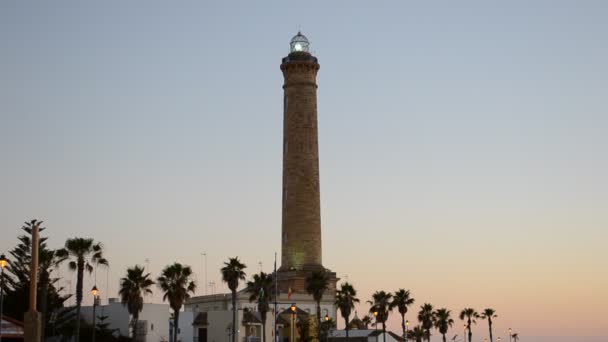 漂亮的灯塔黄昏时分 奇皮欧纳灯塔和西班牙卡迪兹海滩上的金色光芒 — 图库视频影像