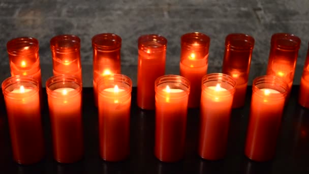 Εκκλησιαστικά Κεριά Κόκκινο Και Κίτρινο Διαφανές Πολυέλαιοι — Αρχείο Βίντεο
