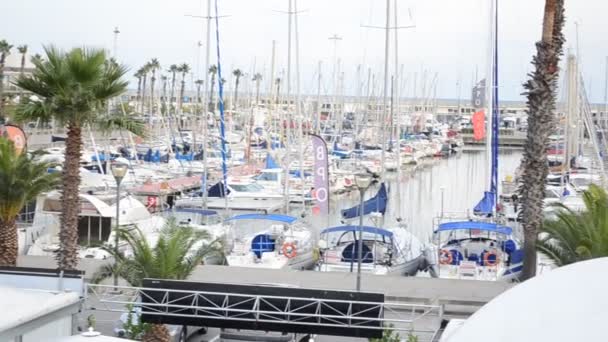 Μερικές Βάρκες Στο Λιμάνι Της Βαρκελώνης — Αρχείο Βίντεο