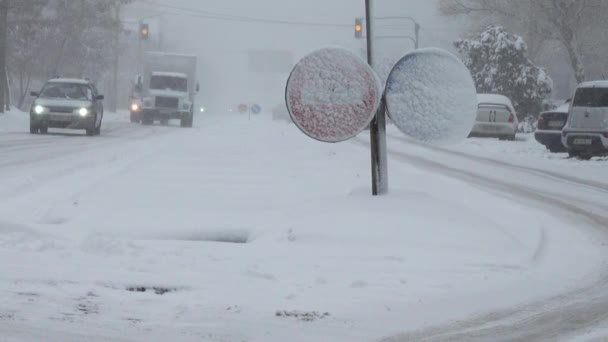 市内のブリザード 雪に沿って車の動きをカバー道路 冬の射撃 — ストック動画