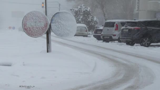 市内のブリザード 雪に沿って車の動きをカバー道路 冬の射撃 — ストック動画