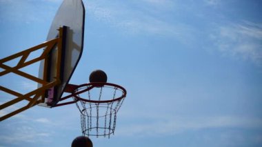 Sokak basketbolu. Ağır çekim. Basketbol oyunu.