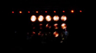 Sahnedeki konser. Sahnede bir sürü insan ve müzisyen var. Odaklanamıyorum.