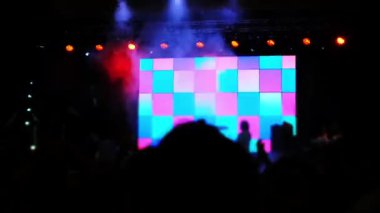 Sahnedeki konser. Sahnede bir sürü insan ve müzisyen var. Odaklanamıyorum.