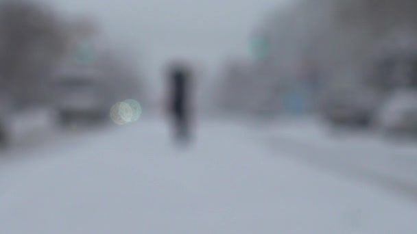 市内のブリザード 雪に沿って車の動きをカバー道路 集中できない 冬の射撃 — ストック動画