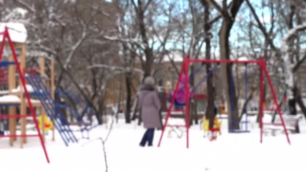 Parco Giochi Nel Parco Invernale Sfocato Sparatoria Nell Inverno — Video Stock