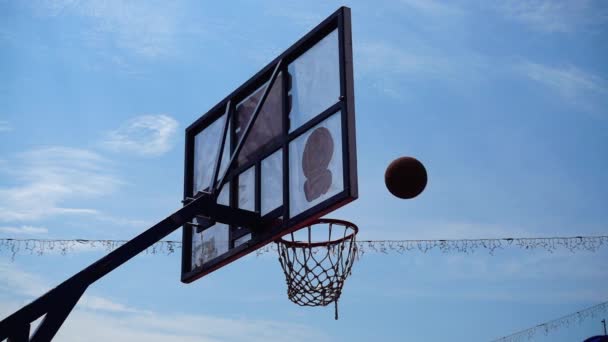 Sokak Basketbolu Ağır Çekim Basketbol Oyunu — Stok video