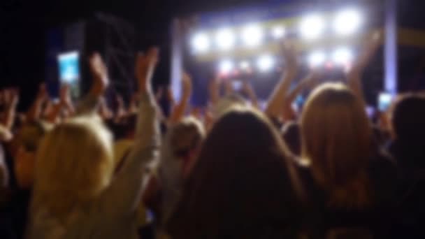 Συναυλία Στη Σκηνή Πλήθος Ανθρώπων Και Μουσικών Στη Σκηνή Εκτός — Αρχείο Βίντεο