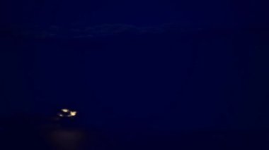 Geceleri ay ve bulutlar. Zaman aşımı.