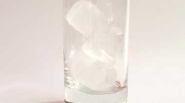 Buzlu ve limonlu karbonatlı içecek..