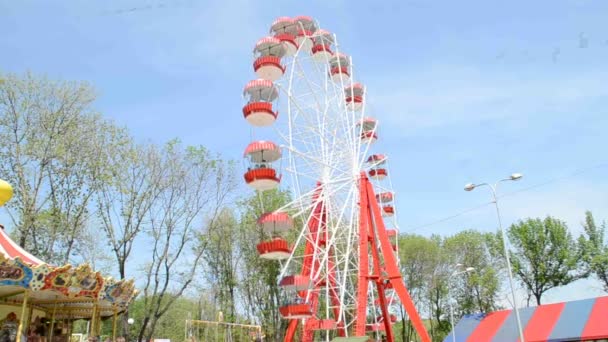 Atração Popular Parque Uma Roda Gigante Contexto Céu Azul Nublado — Vídeo de Stock