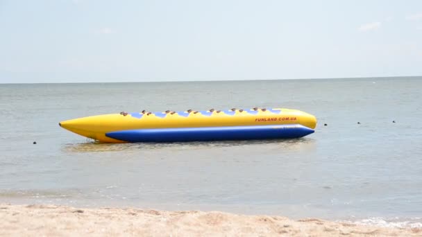 Banana Barca Trova Una Spiaggia — Video Stock