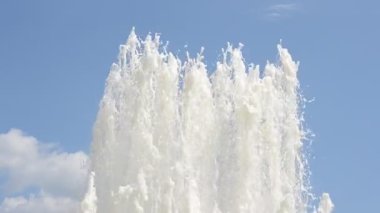 Şehir parkında bir çeşme damlası