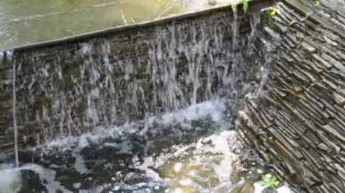 Parkta simetri suyu şelalesi