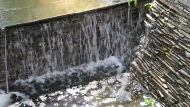 Parkta simetri suyu şelalesi