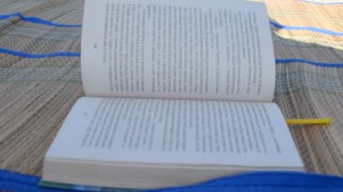 Büyük, açık bir kitap. Yazın çekim..