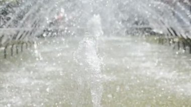 Çeşme. Ağır çekim... Doğanın çekim gücü.