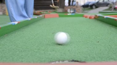 Golf mü? Ağır çekim. Yazın çekim..