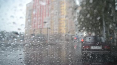 Ön cama yağmur damlaları